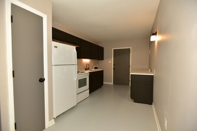 Building Photo - Welcome to Roosevelt Road!