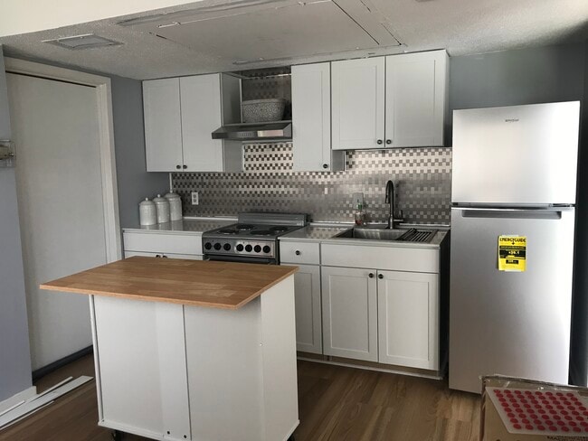 Kitchen - 454 Racine Dr