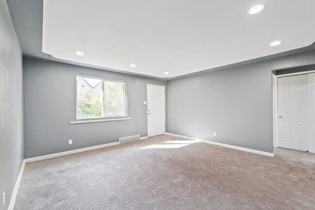 Foto del edificio - Charming 2-Bedroom unit with Modern Updates