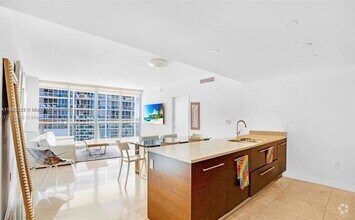 Building Photo - 475 Brickell Ave