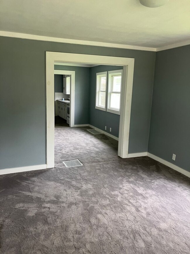 Building Photo - Refreshed 2 bedroom home
