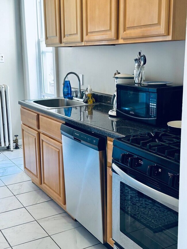 Building Photo - Sun-Filled Top-Floor Apt (2BR/1Bath) in Je...
