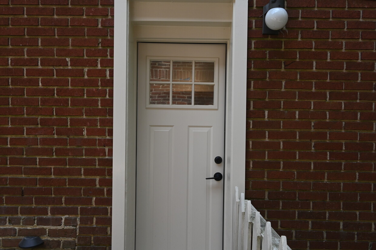 Entry Door - 2414 Glenwood Dr NE