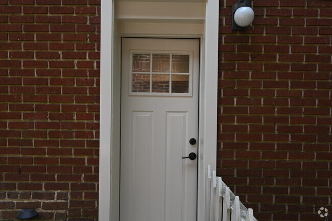 Building Photo - 2414 Glenwood Dr NE