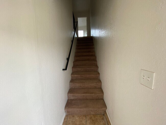 Foto del edificio - Large Two Bed, One Bath Upstairs Apartment