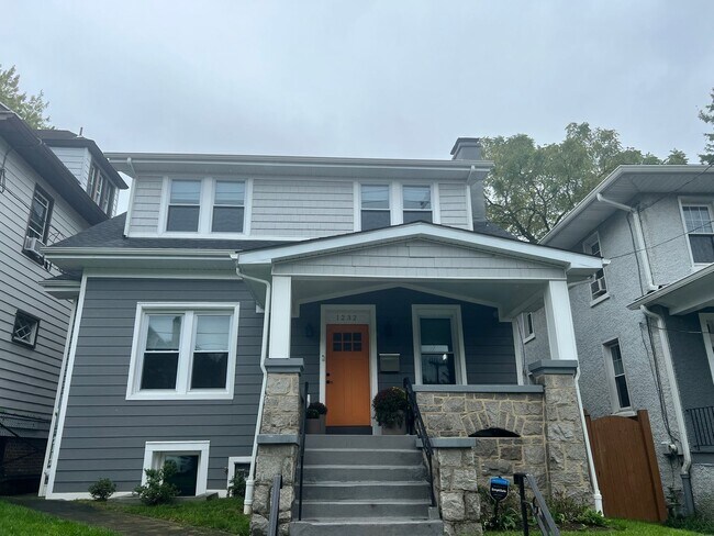 Foto del edificio - Amazing 5 BR/3.5 BA Single-Family Home in ...