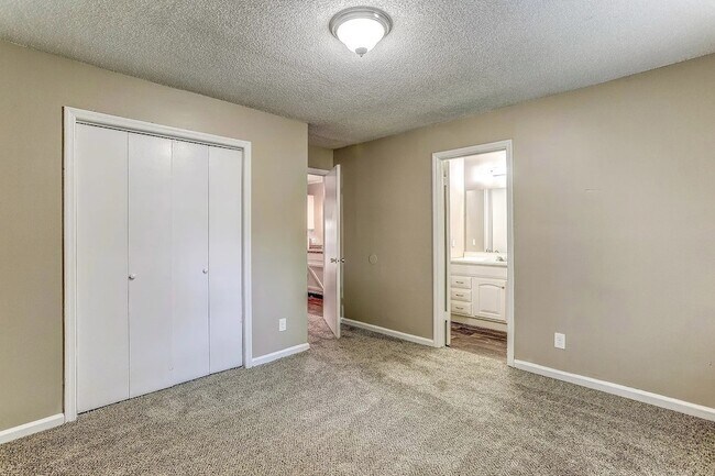 Building Photo - 801 Naylor Ave