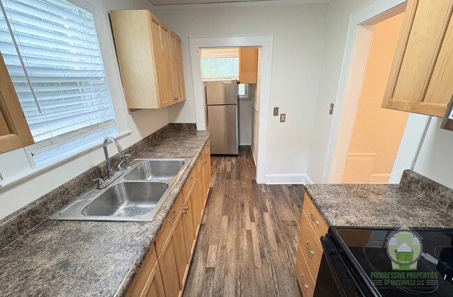 Building Photo - 307 E Blue Ridge Dr