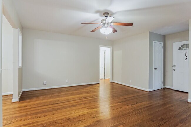 Building Photo - 752 Barclay Ln