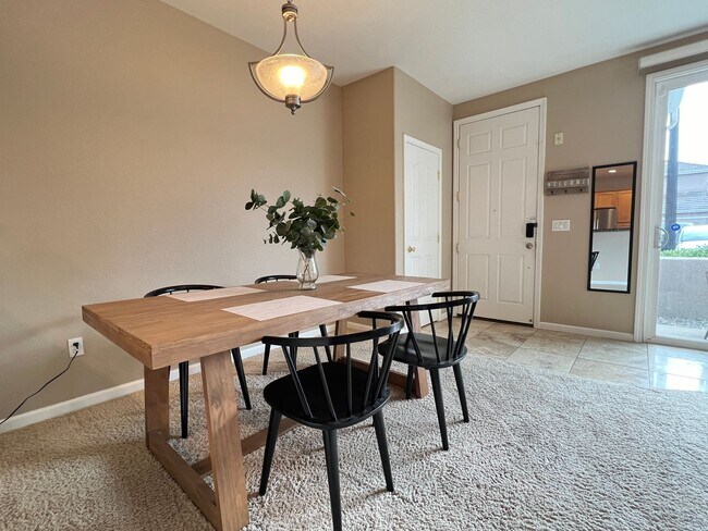 Foto del edificio - CLEAN AND COZY, 2 BED, 2.5 BATHS, WITH DEN