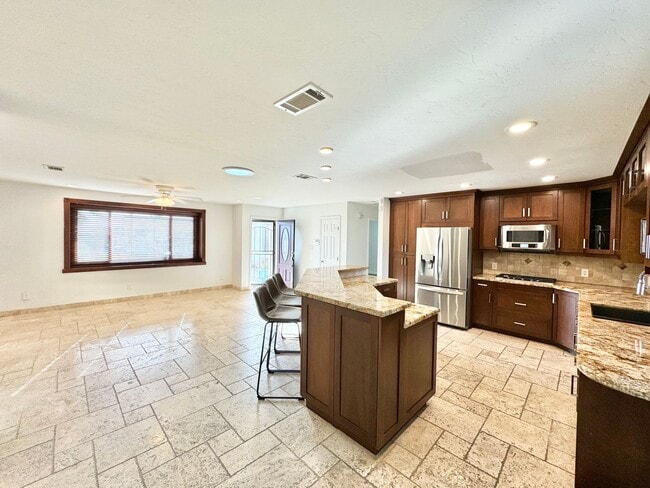 Building Photo - Beautiful 3Bd/2Ba Home Located With Canyon...