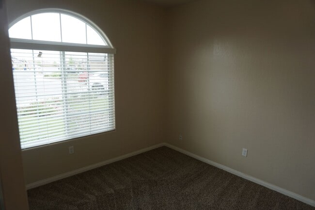 Building Photo - Beautiful Home Located in the Southwest!