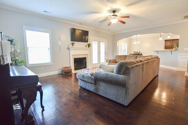 Foto del edificio - Pet Friendly Four Bedroom with Bonus!