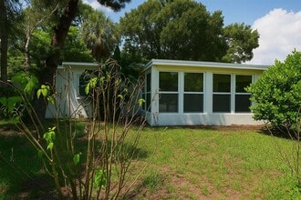 Building Photo - 113 SW 22nd Ave