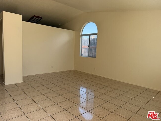 Foto del edificio - 3246 N Laurel Ave
