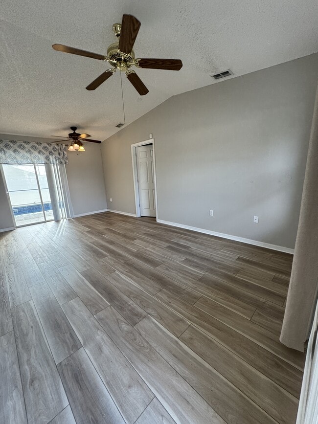 Building Photo - 5100 Mentmore Ave