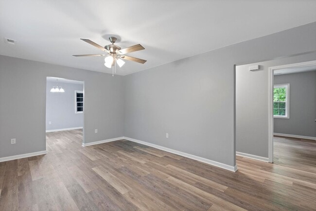 Building Photo - One Acre Lot Maple Hill Home For Rent!