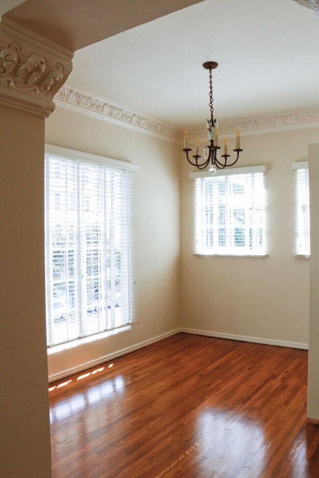 Dining Room - 613 S Burnside Ave