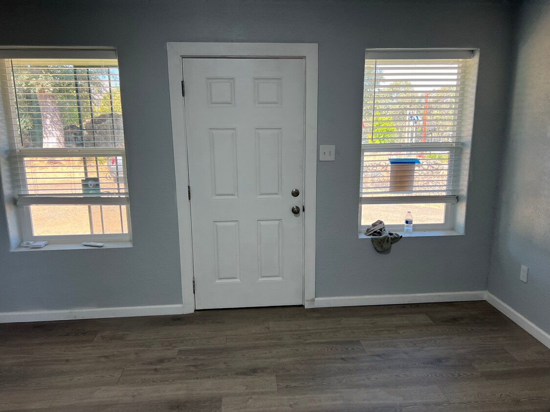 Foto principal - 2433 Montgomery St