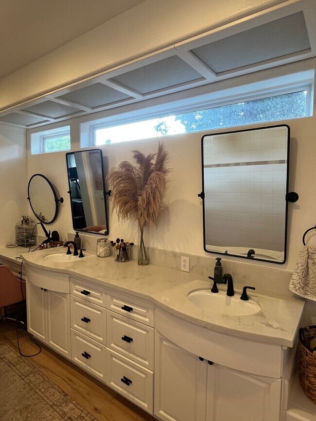 Foto del edificio - Beautiful Gated Two Story Home!  Coming Soon!