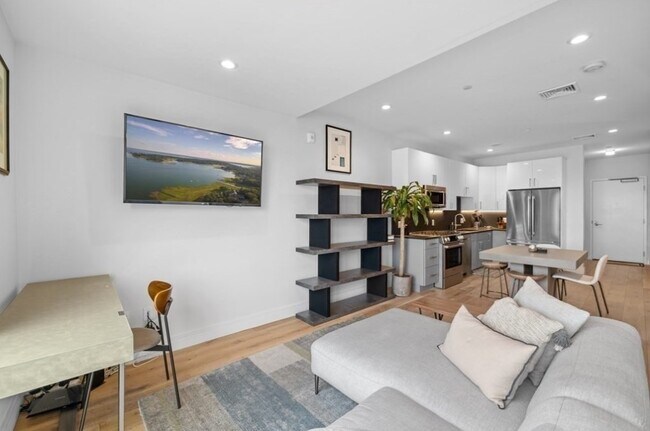 Building Photo - 420 W Broadway