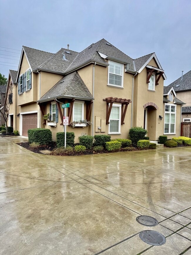 Building Photo - 1049 Matthews Run Way