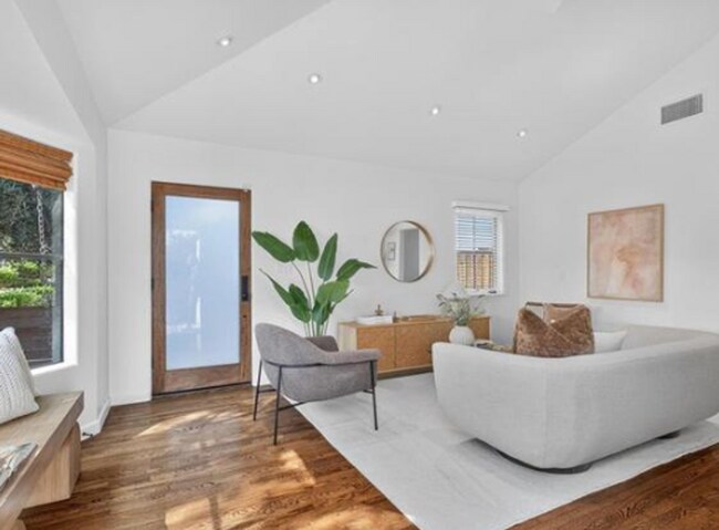 Foto del edificio - COMPLETELY REMODELED 2 BEDROOM 2 BATH HOUSE