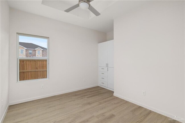 Building Photo - 9 Clarence Dr