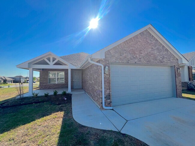 Building Photo - Stellar 3 Bed! Awesome Floorplan!