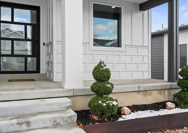 Building Photo - GORGEOUS Sandy Home!!!