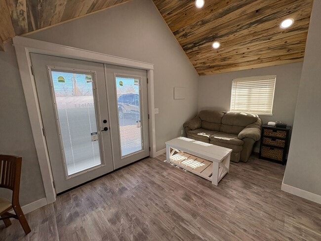 Building Photo - 1607 E 13th St