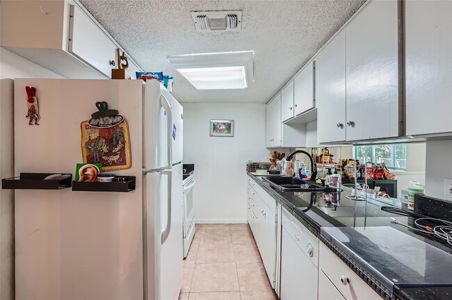 Building Photo - 6810 Thorncliffe Dr
