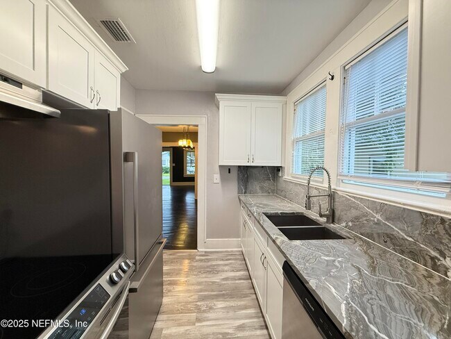 Foto del edificio - 4541 Woolman Ave