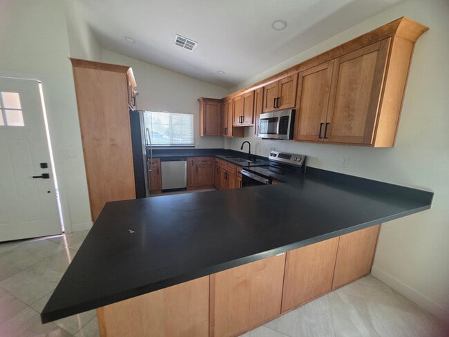 Foto del edificio - 13736 W Maryland Ave