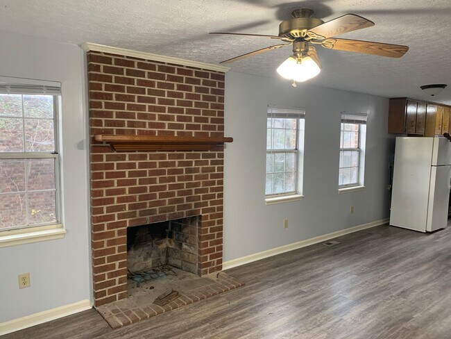 Building Photo - 2/2 Duplex in 5 POINTS near Memorial Park!!!  Available April 2026