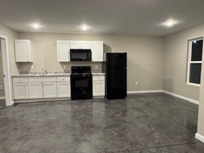 Foto del edificio - 3-bedroom 1-bath home located just minutes from I-55 Hwy  (Jackson/Fruitland area)