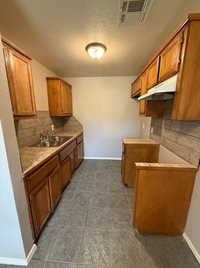 Building Photo - 3 Bed 1 Bath House.  Yard Care Included.