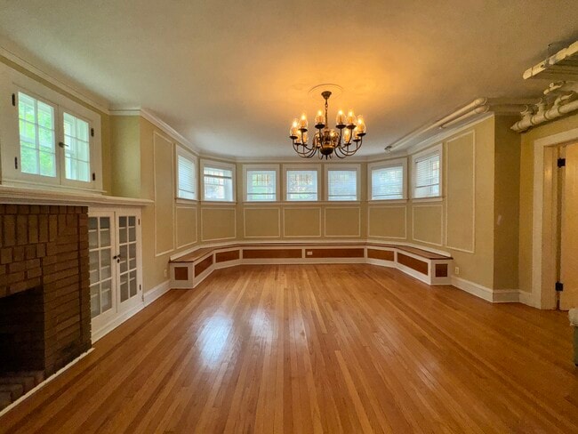 Building Photo - 2050 W Farwell Ave