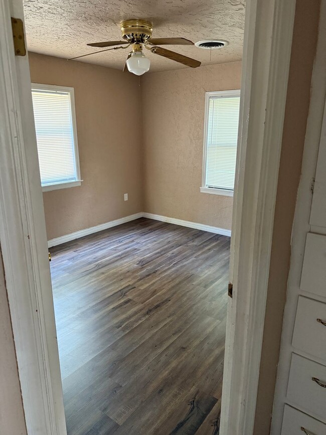 Building Photo - Cozy 2 bedroom