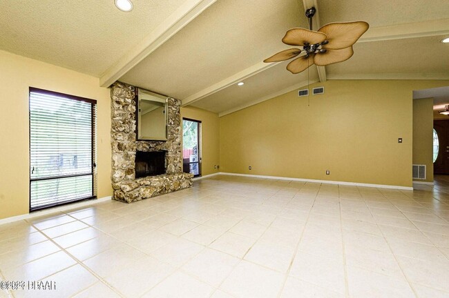 Building Photo - 319 River Bluff Dr