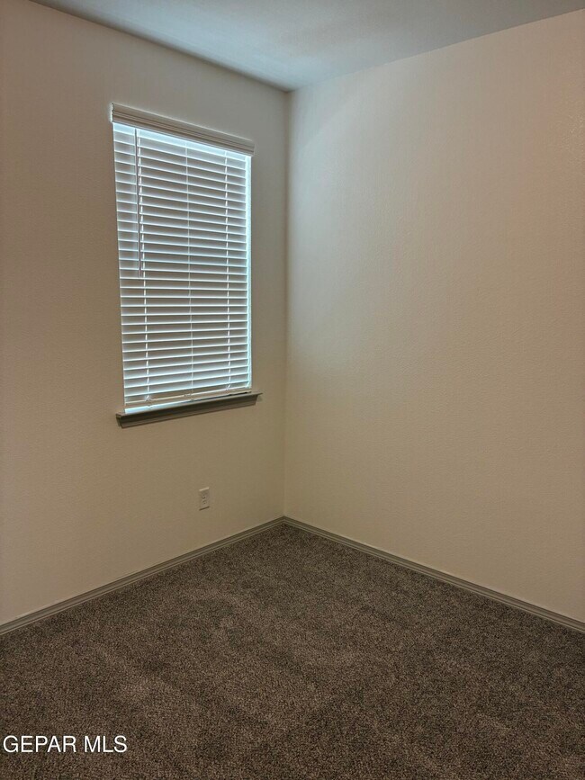 Foto del edificio - 15164 Conviction Ave