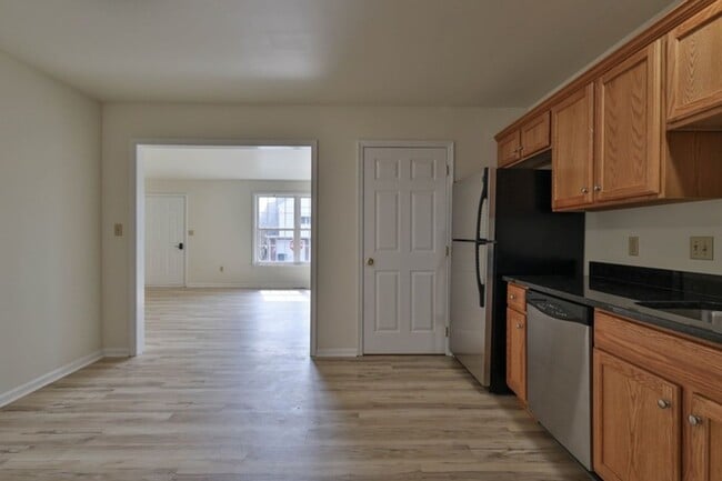 Building Photo - Luxury, Spacious 2-Bedroom Apartments w/ C...