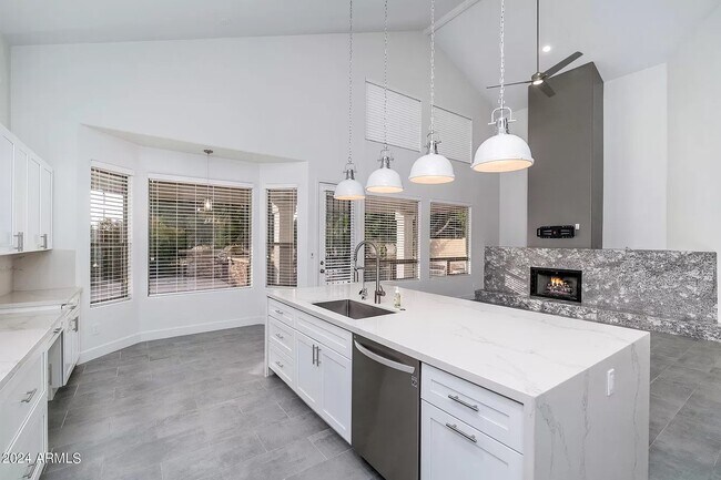 Cocina y sala de estar - 6739 E Gelding Dr