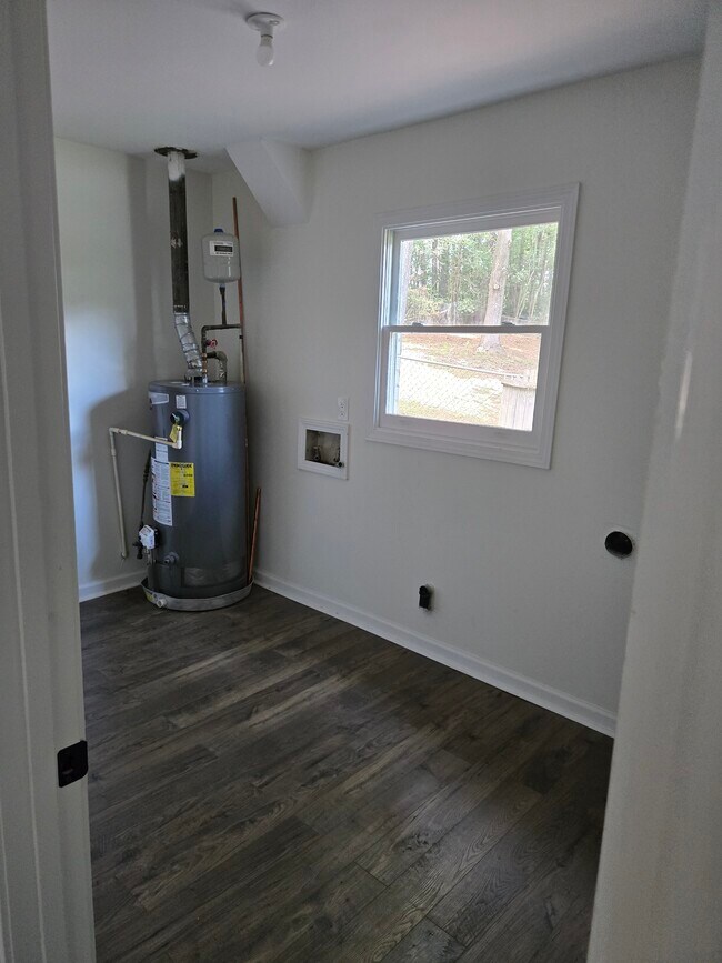 Building Photo - 2401 Winshire Dr