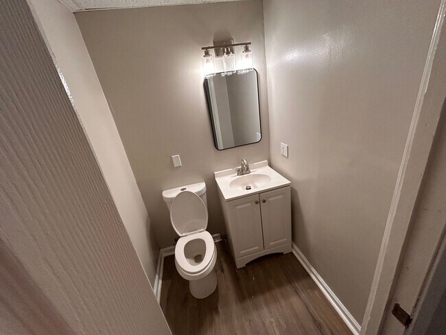 Building Photo - Easy and Breezy on Lakeview