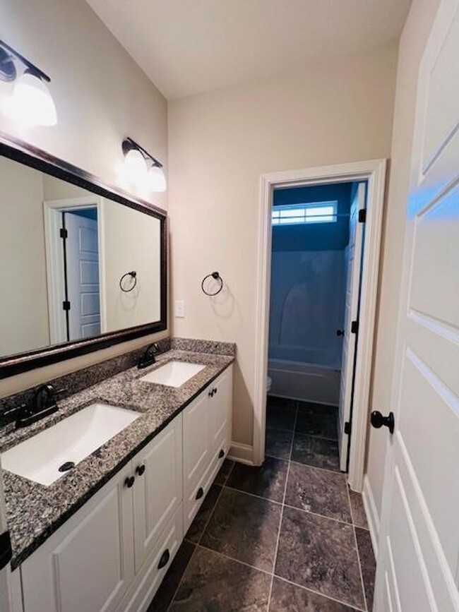 Building Photo - WOW!!  5-bedroom 2 bath