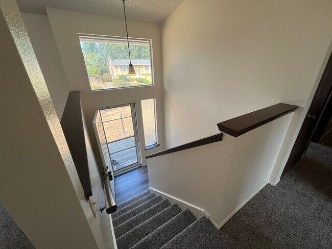 Foto del edificio - Super Clean Split Level Home with Huge Yard!