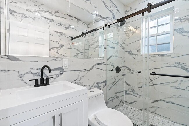 Foto del edificio - 133 W 4TH St