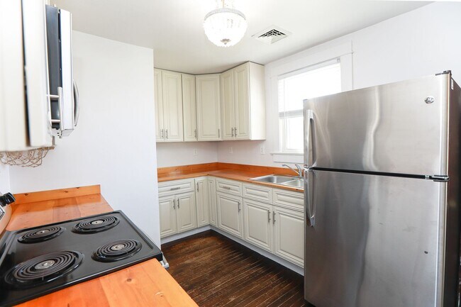 Foto del edificio - Stunning upstairs unit just one block from...