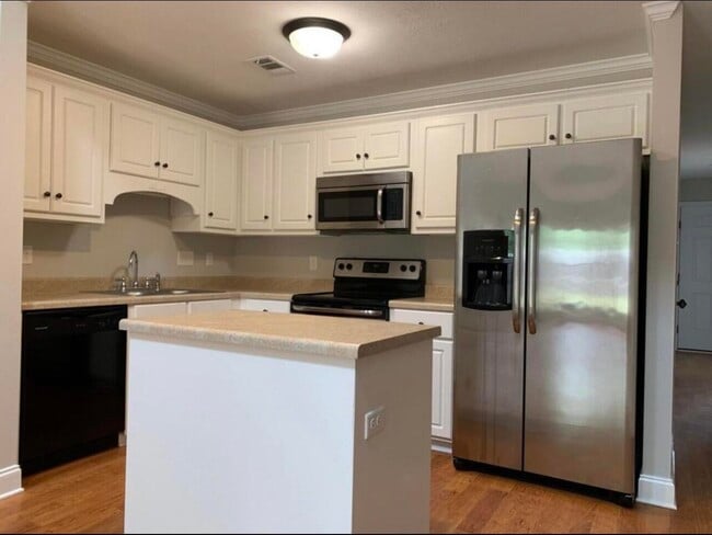 Building Photo - 834 Landing Dr